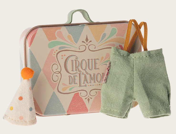 Vêtements de clown dans une valise, Petit frère Souris