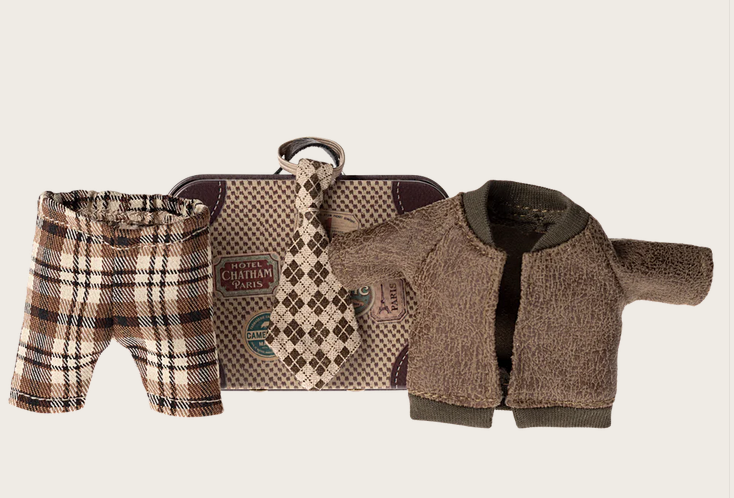 veste, pantalon et Cravate dans la valise grand-père souris