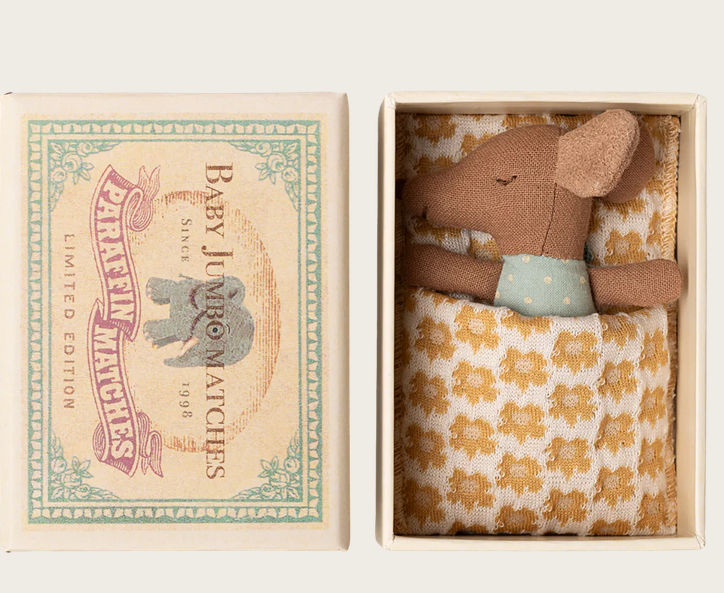 Schläfrige Babymaus in Matchbox - Blau