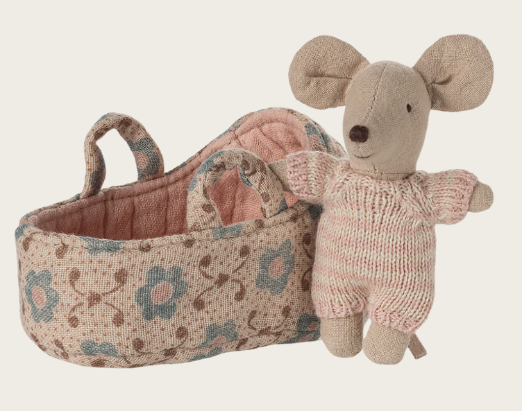 Bébé souris dans son sac de transport - Rose