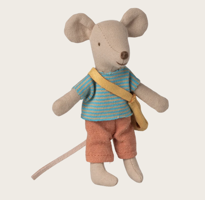 Petite souris avec un sac