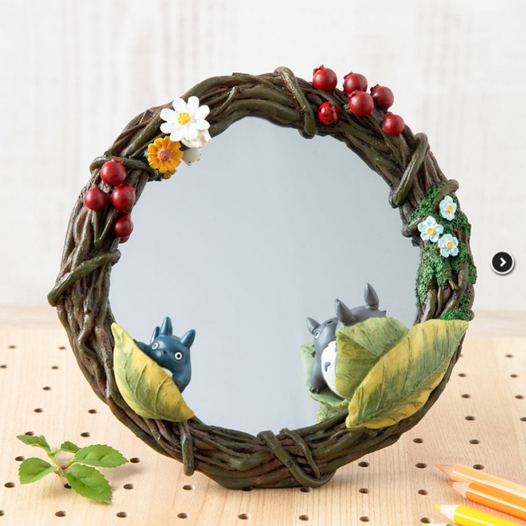 Spiegel Totoro Blumengirlande