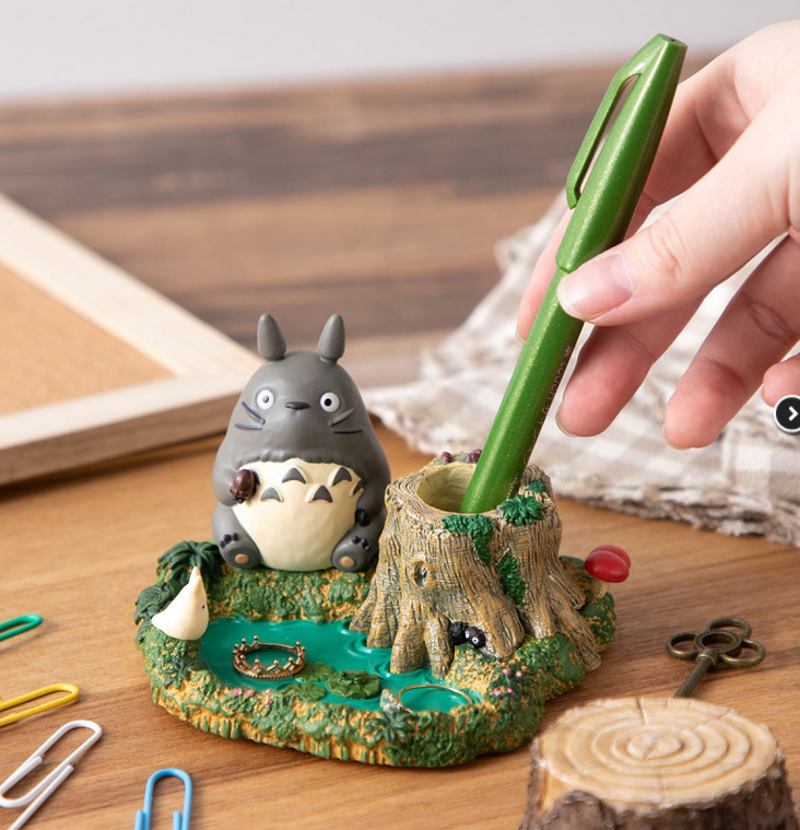 Bleistifttopf Totoro am Rande des Teiches