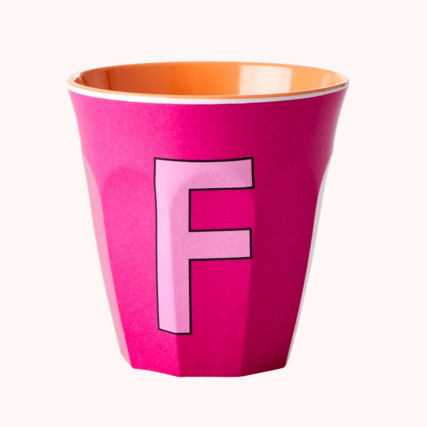 Buchstabe F pink Becher Medium Melamim