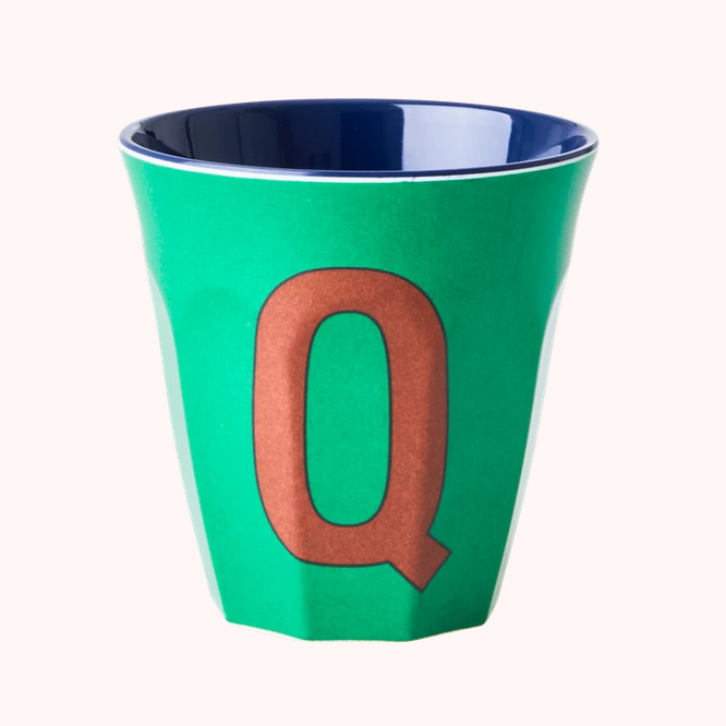 Lettre Tasse Q verte Melamim Medium